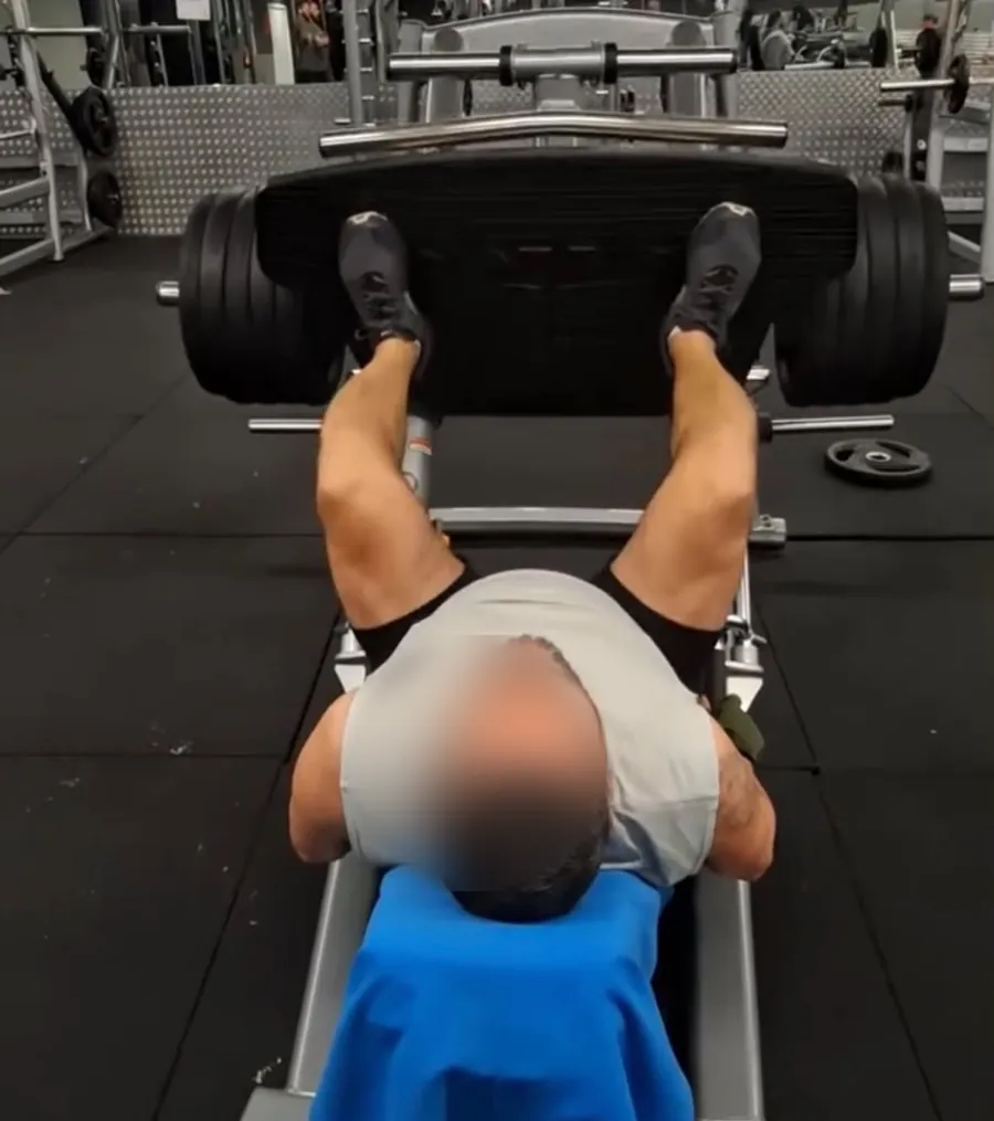 Aluno no leg press